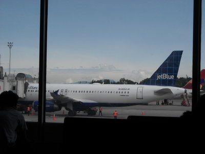 Jet Blue visto desde Juan Valdez. Al fondo B757 de Avianca