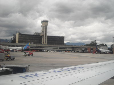 Terminal principal vista desde nuestra aeronave. Al fondo, E170 de Satena y B737 de Aerogal
