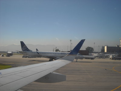 Durante el rodaje hacia la 13R: Otro E190 de Aerorepública listo para estacionarse en el muelle nacional.