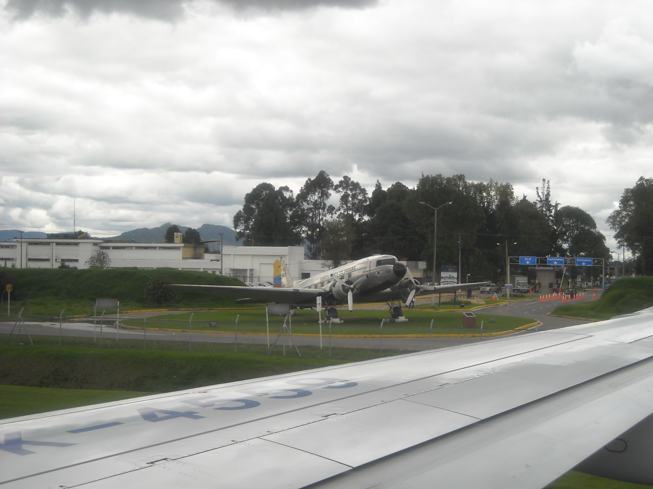DC3 en la entrada vehicular a CATAM