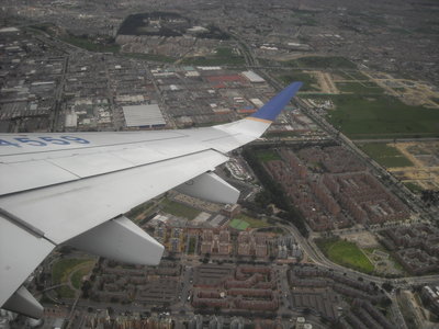 Vista del ala derecha en primer plano y la ciudad de Bogotá en segundo.