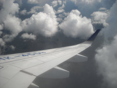 Bonita fotografía el E190 surcando las nubes.