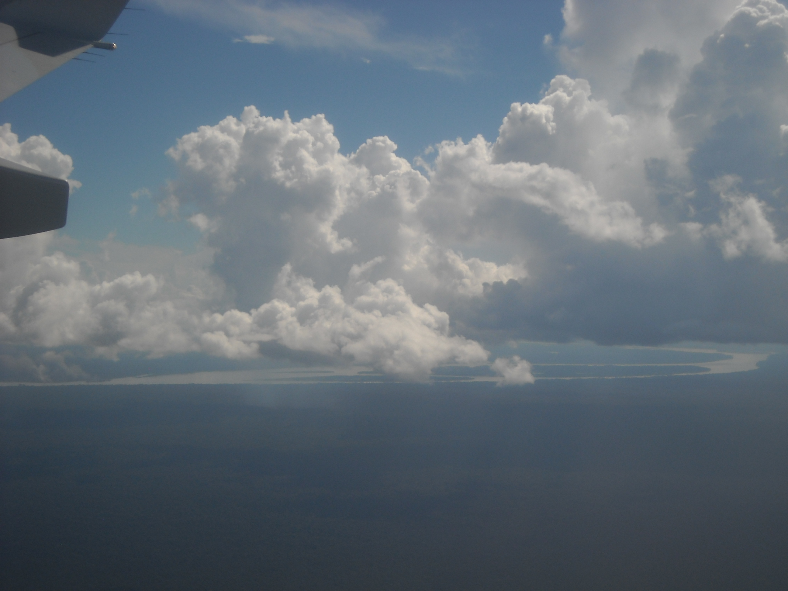 Al fin puede vislumbrarse el Río Amazonas, poco después del anuncio de proximidad al aterrizaje.
