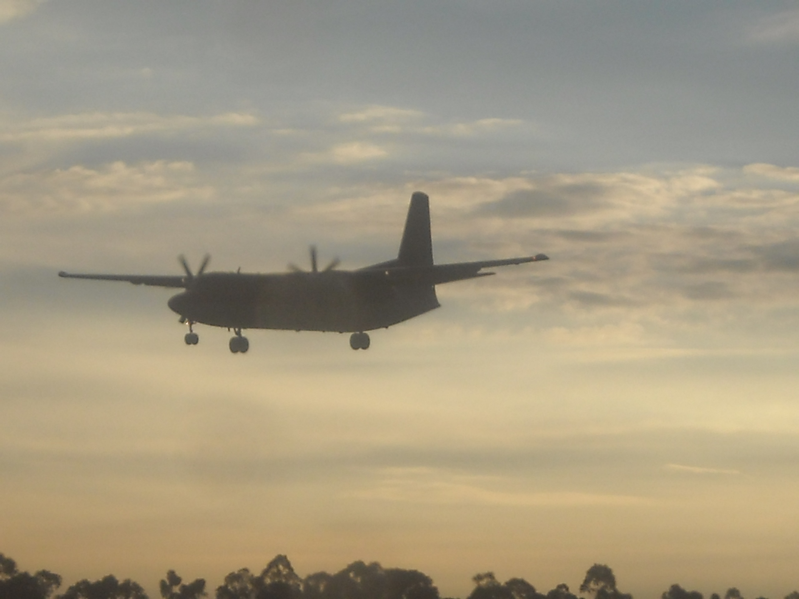 Silueta de un Fokker 50 de Avianca, enmarcada por un bonita atardecer bogotano.