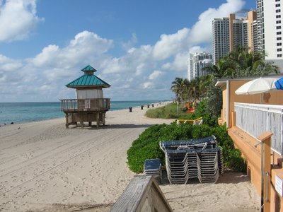 Mas playa y al fondo edificios de Donald