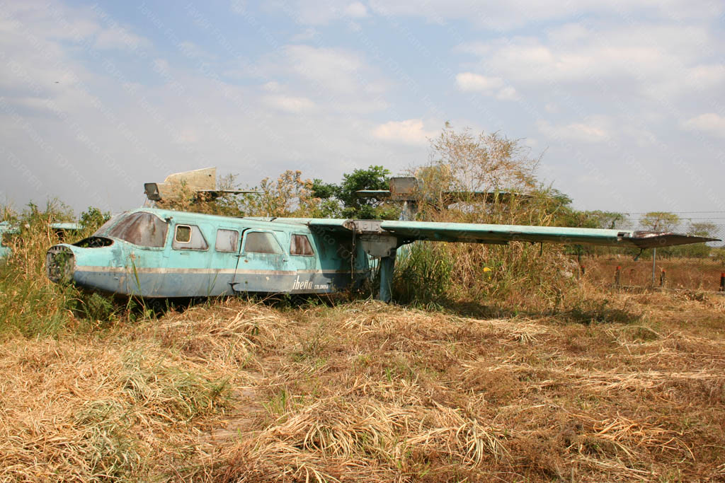 Acá están dos Trislander abandonados