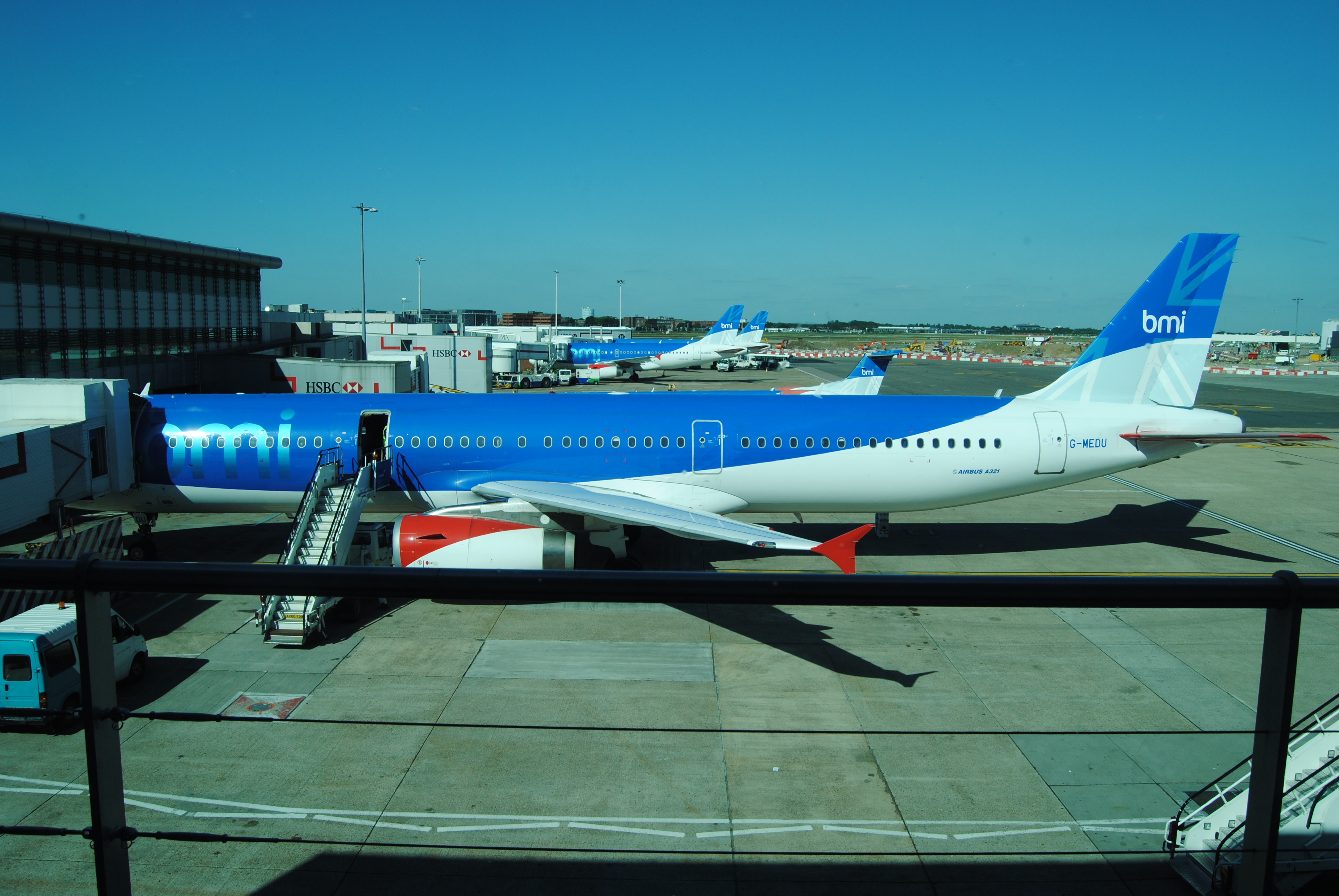 DESAPUES DE PASAR LOS FILTROS DE SEGURIDAD DECIDI IRME A TOMER UNAS CERVESAS JEJEJJE YA QUE EN LAS PANTALLAS AUN NO APARECIA LA PUERTA DE EMBARQUE