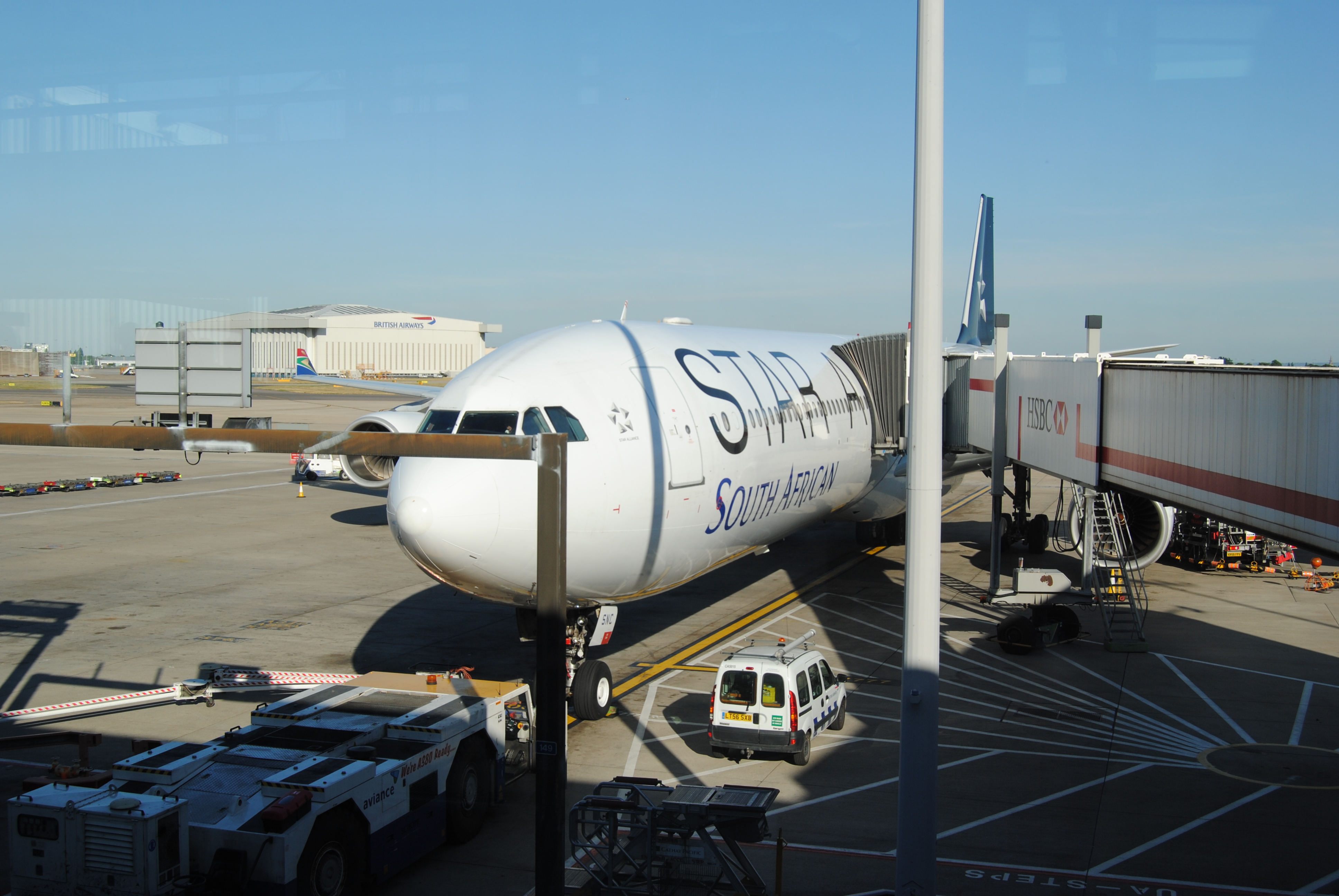 BUENO DESPUES DE UNA HORA DE RETRASO , POR FIN APARECE LA PUERTA DE EMBRAQUE EN LAS PANTALLAS, UN POCO LEJOS PARA LLEGAR ME TOMO UNOS 15 MINUTOS PARA LLEGAR , Y AQUI EN EL GATE EL A340-600 EN STARALLIANCE SPECIAL DELIVERY