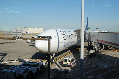 BUENO DESPUES DE UNA HORA DE RETRASO , POR FIN APARECE LA PUERTA DE EMBRAQUE EN LAS PANTALLAS, UN POCO LEJOS PARA LLEGAR ME TOMO UNOS 15 MINUTOS PARA LLEGAR , Y AQUI EN EL GATE EL A340-600 EN STARALLIANCE SPECIAL DELIVERY