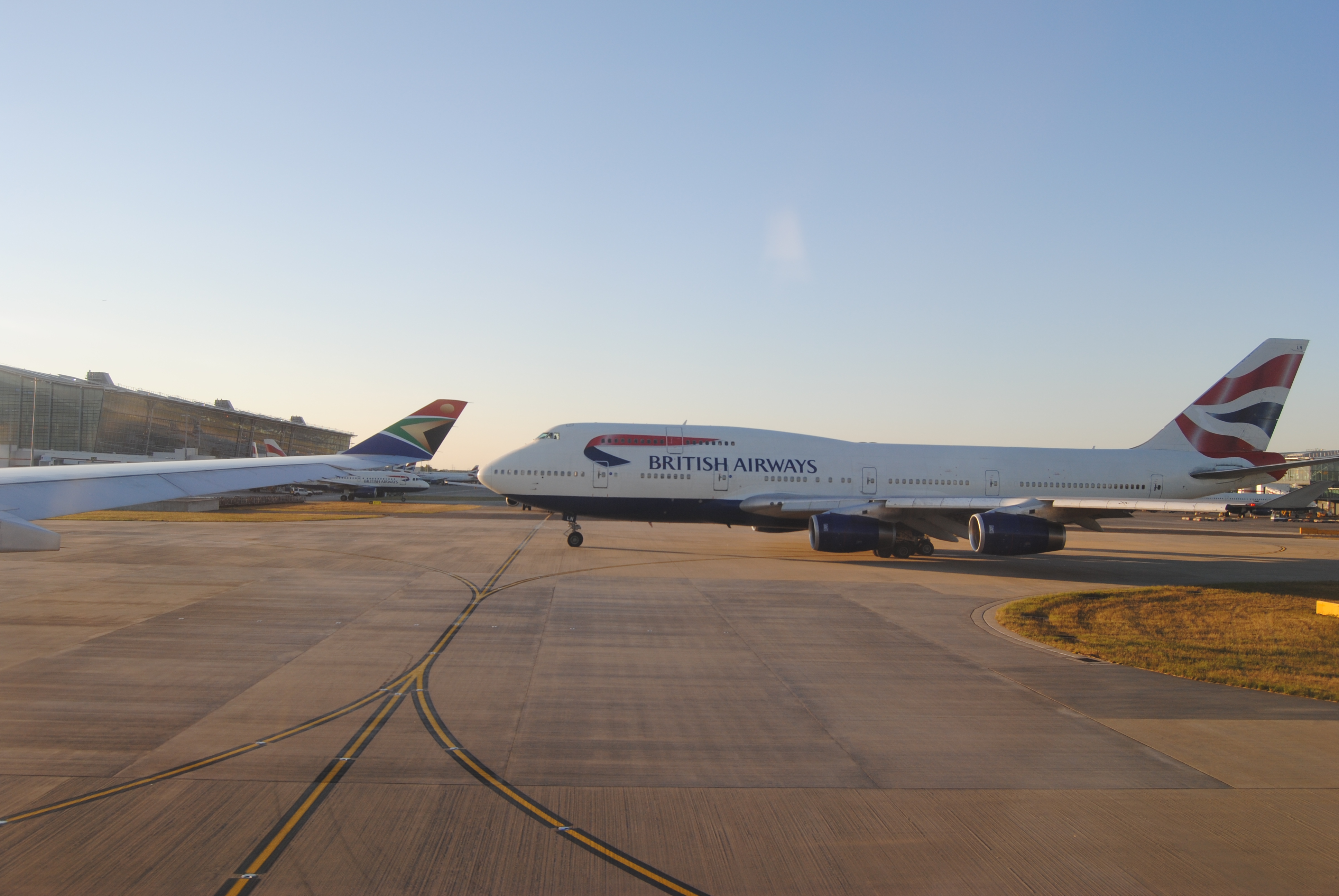 MUCHO TRAFICO EN HEATHROW A ESA HORA ESTABAMOS COMO DE 8 EN LA FILA Y AL LADO UN BA 747 UNIENDOSE A LA ESPERA ANSIOSA DE VOLAR JEJEJE