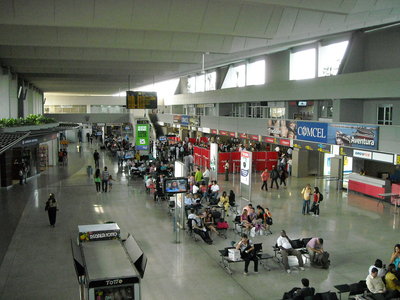 Panorámica del salón principal. En Avianca pueda apreciarse las largas filas para sus vuelos internacionales. Es descabellada la cantidad de gente que usa su vuelo casi diario CLO-MAD.