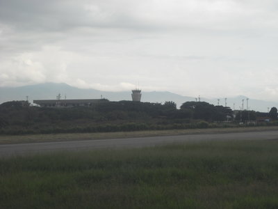 A medida que el avión carretea, se aleja el terminal