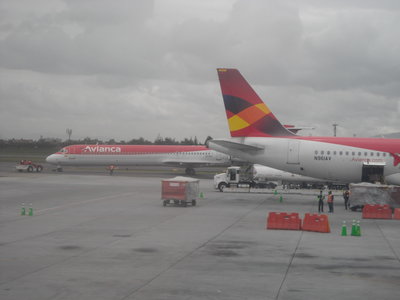 A320 en primer plano y MD83 en segundo. ¿Existe alguien que ya no esté cansado de los MD de Avianca?