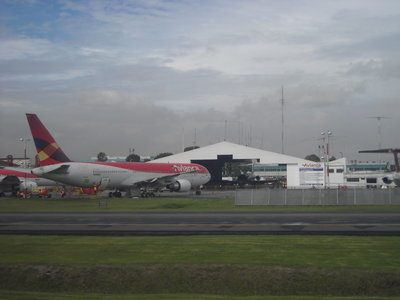 El B757 'EI-CEY' y el B767 'N948AV': Dos fósiles en la flota de Avianca. <br />Recordemos la pintura que tuvo el segundo hace más de cinco años.....