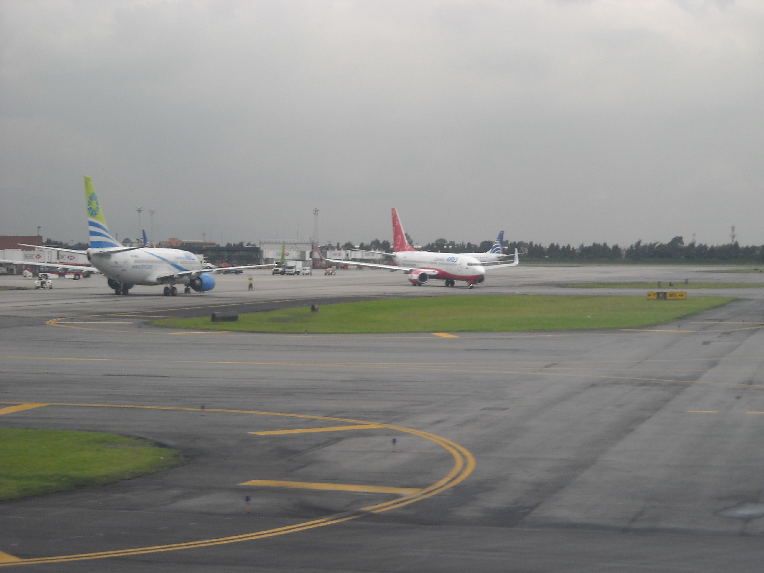 Escasamente dos aviones de Aires (qué pasa con ese híbrido que aún no lo pintan?).