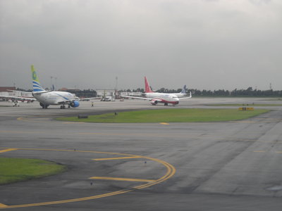 Escasamente dos aviones de Aires (qué pasa con ese híbrido que aún no lo pintan?).