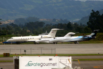 De derecha a izquierda: Ricardo Martinelli, presidente de Panamá - Embraer Legacy 600 (HP-1A); sin identificar; Leonel Fernández, presidente de República Dominicana - Gulfstream GV (N132SD); Porfirio Lobo, presidente de Honduras - IAI 1123 Westwind (HR-PHD)