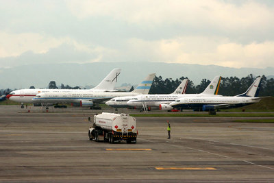 De derecha a izquierda: Sebastían Piñera, presidente de Chile - Boeing 737-500 (921); Luiz Inacio Lula da Silva, presidente de Brasil - Airbus A319 ABJ (VC-1 2101); Alan García, presidente del Perú - Boeing 737-500 (PRP-001 o FAP-356, hay una pequeña duda sobre la matrícula de este avión); Cristina Fernández, presidenta de Argentina - Boeing 757-200 (T-01); Su Alteza Real Felipe de Borbón y Grecia, principe de Asturias - Airbus A310-304 (T.22-2)