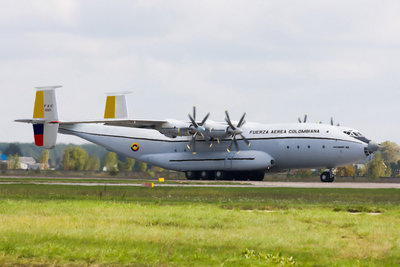 Foto original tomada de: http://commons.wikimedia.org/wiki/File:Antonov_An-22_3.jpg