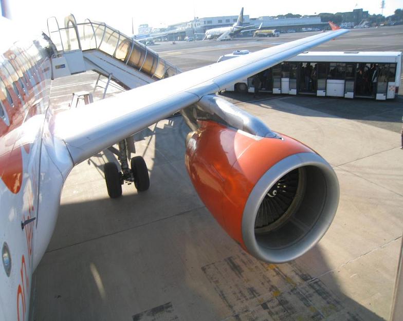 el capitan un ingles muy formal me permitio tomerle una foto a la cabina y algo curioso q hace el piloto con un laptop a bordo jajajajajaj bueno todo parece ser q con el es con lo q controlan el avion