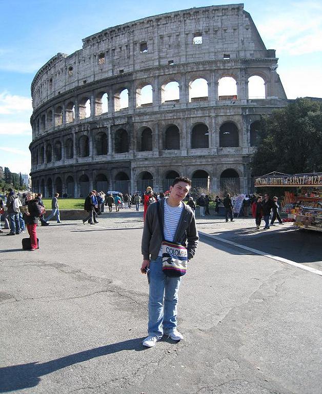 y bueno aqui les quiero compartir la tipica foto en roma con orgullo cargando mi mochila de colombia cosa q le llama la atencion a todo mundo y lamentablemente cada ves q lo miran a uno es no con le mejor cara y tambien ese dia ufffffff cumpli 18 anos de vida jejejje lamentablemente me toco estar solo pero bueno