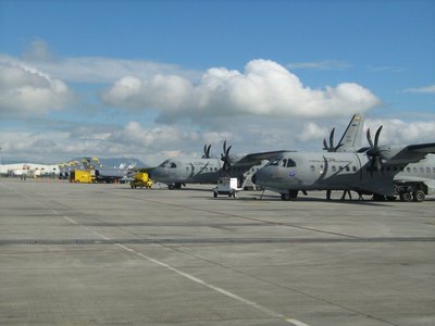 Aviones CASA C-295 y Kfir de la Fuerza Aérea Colombiana
