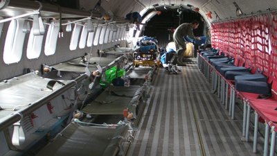 Interior de un C-295 de la FAC en configuración MEDEVAC.