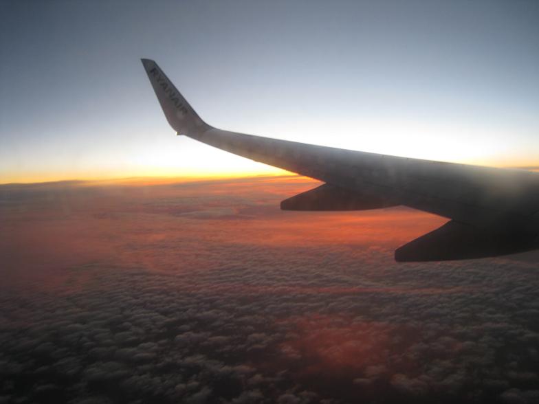 aqui sobrevolando por alguna parte de francia un vuelo normal la silla un poco incomoda ningun servicio a bordo ni tampoco revista realmente esta aerolinea se lleva el premio a chiva europea