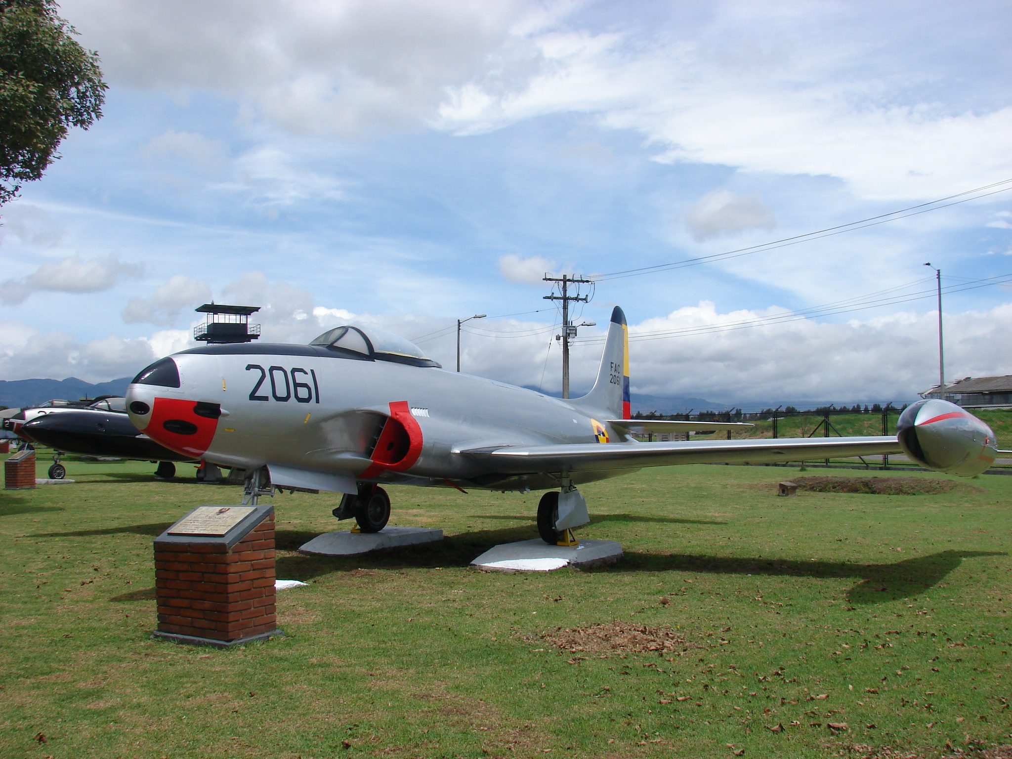 Shooting Star F 80 nuestro primer &quot;caza&quot; a reacción por allá en 1955