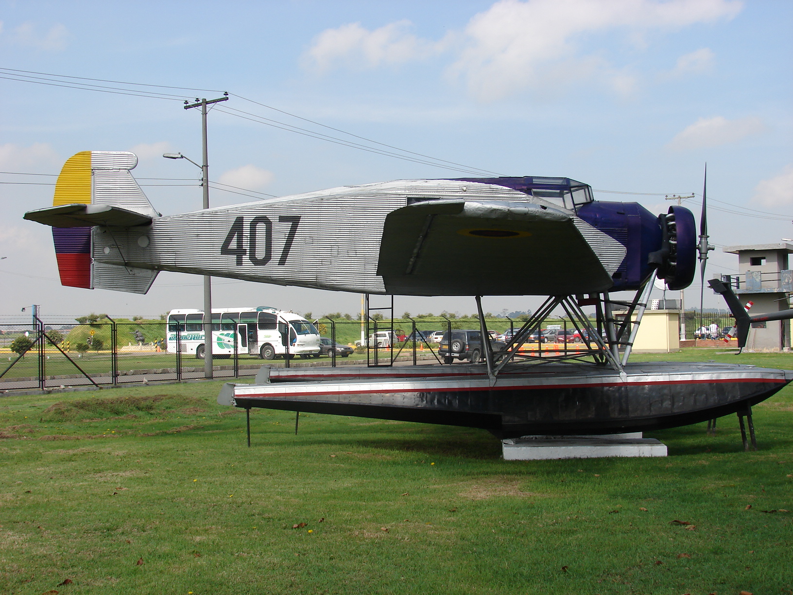 Este avión perteneció a la SCADTA y luego paso a la aviación militar en el conflicto con Perú, actualmente es el avión más antiguo de Colombia