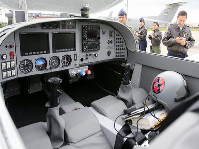 Cabina del avión de entrenamiento colombiano T-90 Calima