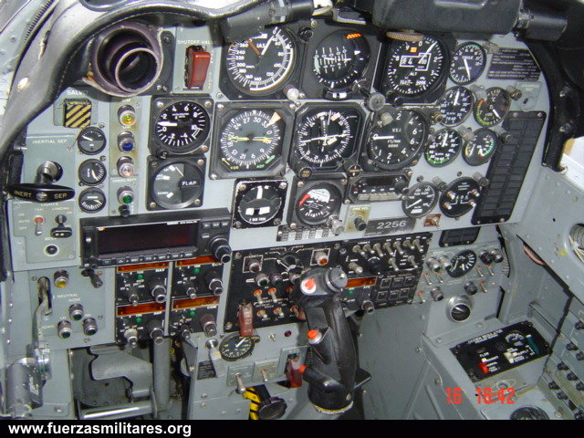 Foto de Jairo Alonso, tomada de http://www.fuerzasmilitares.org/galeria/v/fac/entrenamiento/tucano/CSyD_T27_08.JPG.html