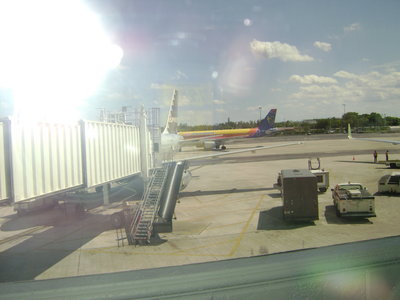 Air Jamaica hacia el gate H4