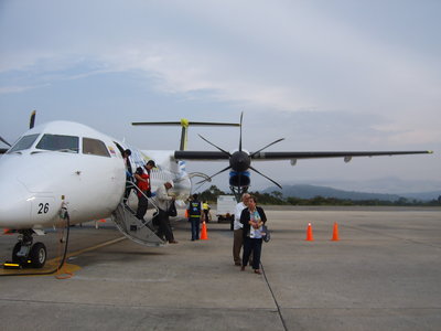 en la plataforma del aeropuerto palonegro ahora si se puede ver bn el q400.