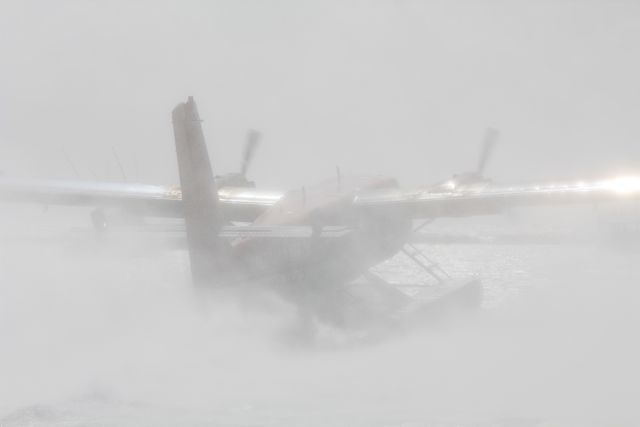 Despegue de una avión visto desde la playa