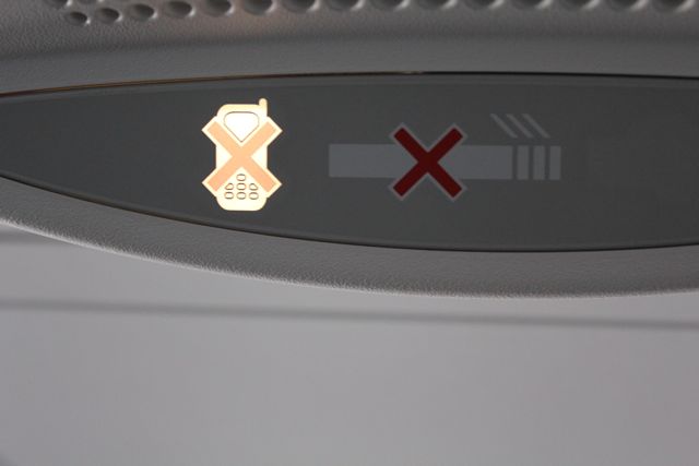 En este avión había la posibilidad de enviar SMS. Funciona una vez por encima de 10000 ft. Cuesta un poco menos de 1 dolar por SMS.