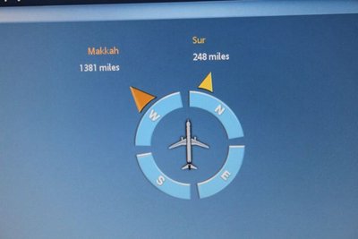 Indicaciones en el sistema de entretenimiento. Doha como destino y Mekka para los musulmanes, les dice hacia dónde hacen sus rezos.