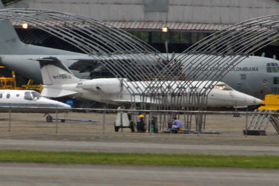 Donde normalmente está el FAC1247 (al sur de la plataforma de CATAM) están armando una especie de carpas, quién sabe para qué. Al fondo un Learjet 60 que lleva bastante tiempo ahí, matrícula N176KS. Foto: Javier Franco TOPPER