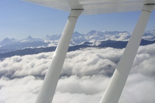 nuves mas densas sobre los Alpes