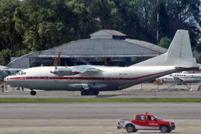 El famoso An-12, UR-CAK de Meridian Aviation (gracias a jortiz1704 por su ayuda), pero tan de malas que cuando salío lo único que había entre la cámara y el avión eran ondas de calor de APUs y motores =(. Foto: Javier Franco TOPPER