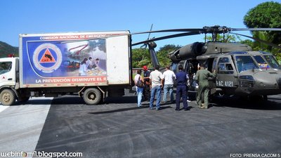 Siendo cargado con ayuda humanitaria para los damnificados