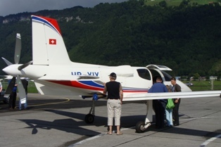 avión diseñado y construido por un ex-piloto de Swissair(más de 1'000.000 de USD de inversión