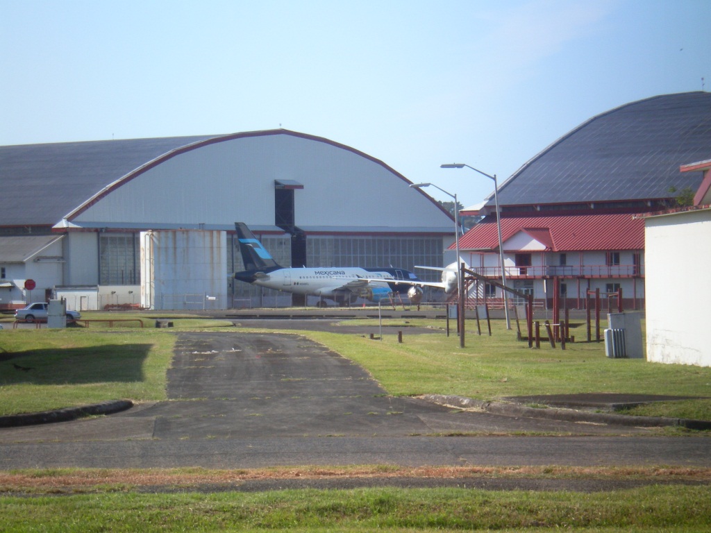 N598EL y el que estaba de espalda.