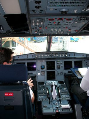 COCKPIT DEL BABYBUS DE AVIANCA