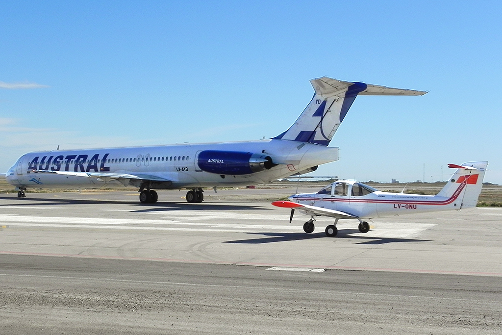 uno de los aviones de la escuela y el unico vuelo que viene a la isla.