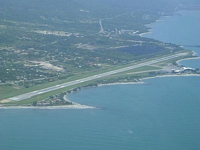 Yo propongo al Simón Bolívar, de Santa Marta, por su corta longitud y la ausencia de márgenes de terreno en sus extremos, teniendo en cuenta los aviones que allí aterrizan.<br />http://www.virtualcol.com/pvirtuales.php?modulo=galeriafotos_ver.php&amp;id_foto=11509