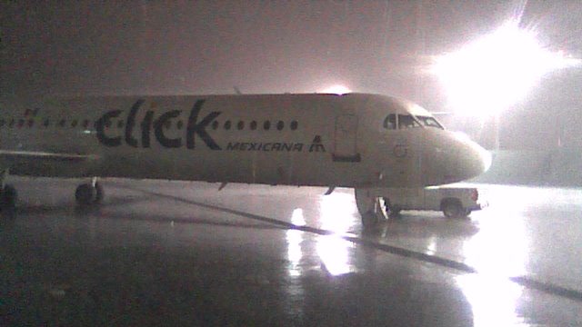 fokker 100 noche lluviosa