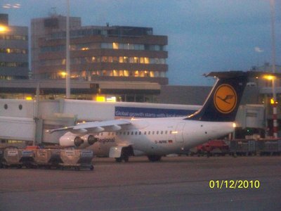 Llegada puntual al Aeropuerto de Schphol Amsterdam, al fondo un BAe de Lufthansa Regional. 8:20am.