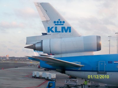 Caminando por Schiphol, un hermoso MD11.