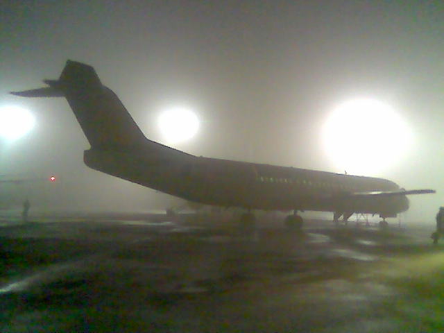 Fokker 100 con niebla